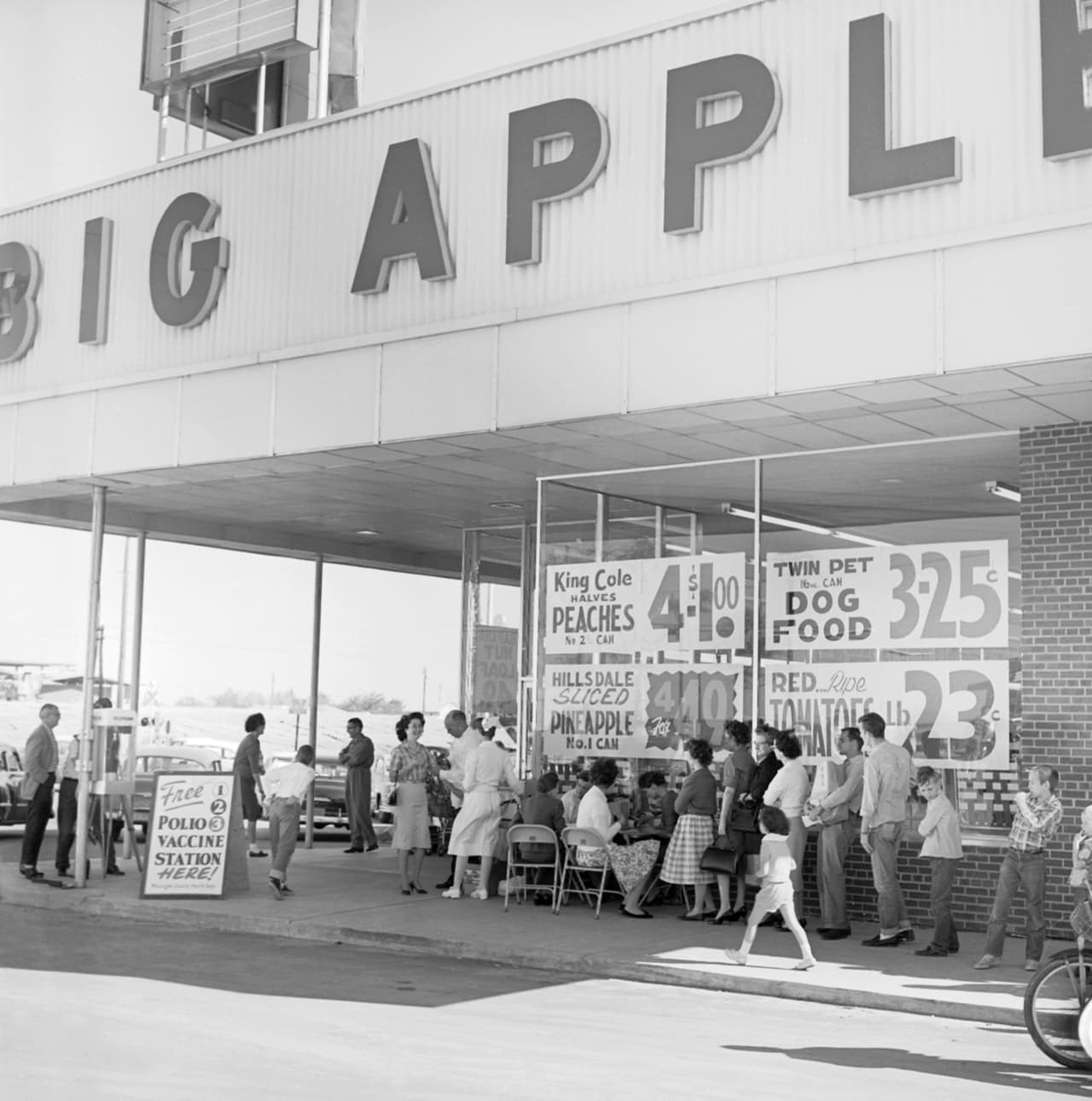 HIL39201POLIOGROCERYIMMUNIPolio Immunization Station (grocery store) Columbus, GA.1961Charles N. Farmertray 29; B 39201