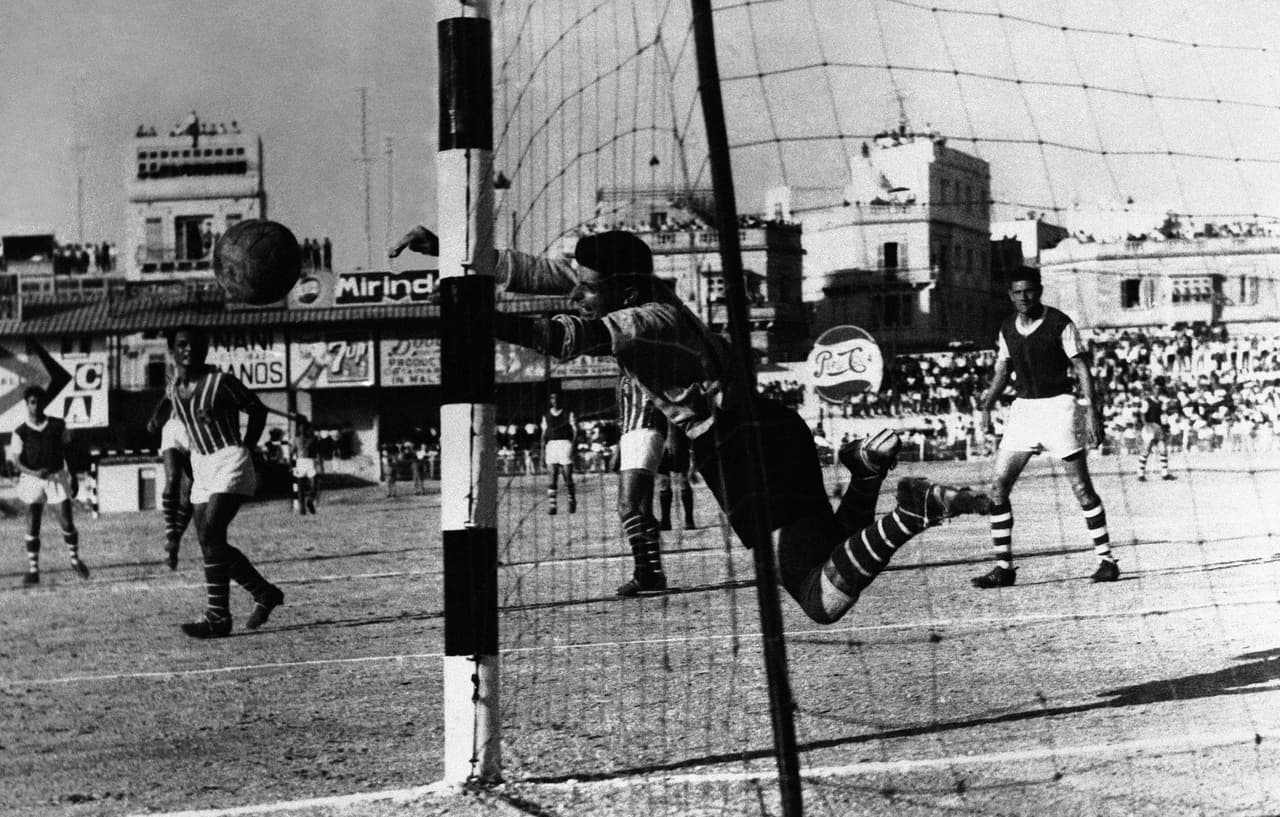Aunque antes de su creación algunos miembros de los clubes ya cobraban por jugar, el objetivo de la nueva liga era profesionalizar el futbol inglés.