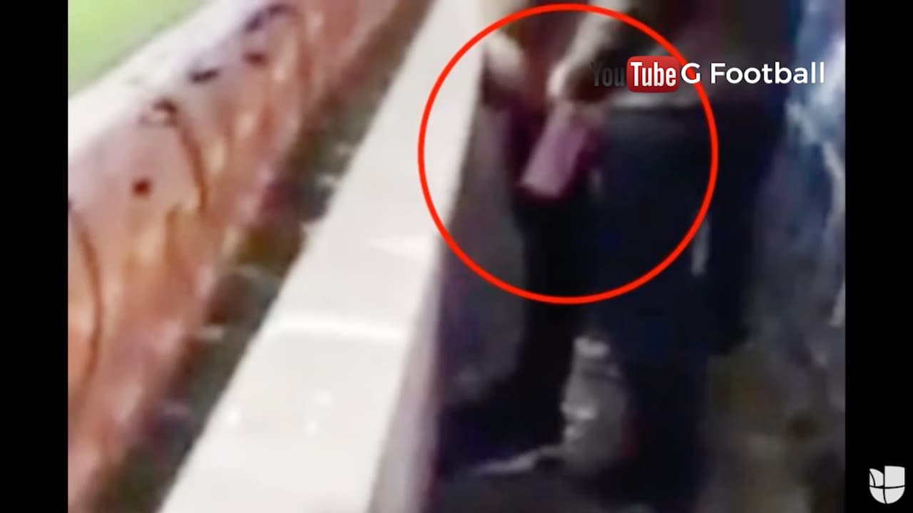 Aficionado inglés, arrestado por orinar en botella de agua de un portero