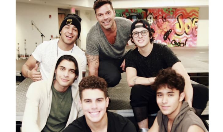 El puertorriqueño Ricky Martin y el británico Simon Cowell fueron los creadores del show, que contó con la conducción de Alejandra Espinoza. El cantante boricua le dio la oportunidad a la
<i>boy band</i> de que abriera sus conciertos en Latinoamerica, lo cual los colocó rápidamente en el gusto del público latino.