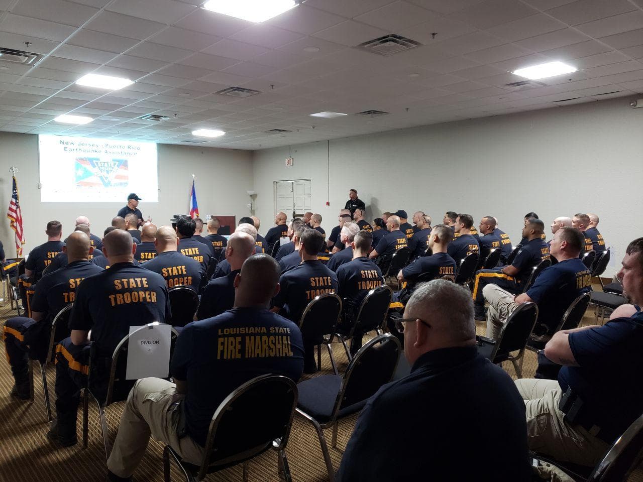 Policías y bomberos se unen a esfuerzos de recuperación en el área sur de Puerto Rico