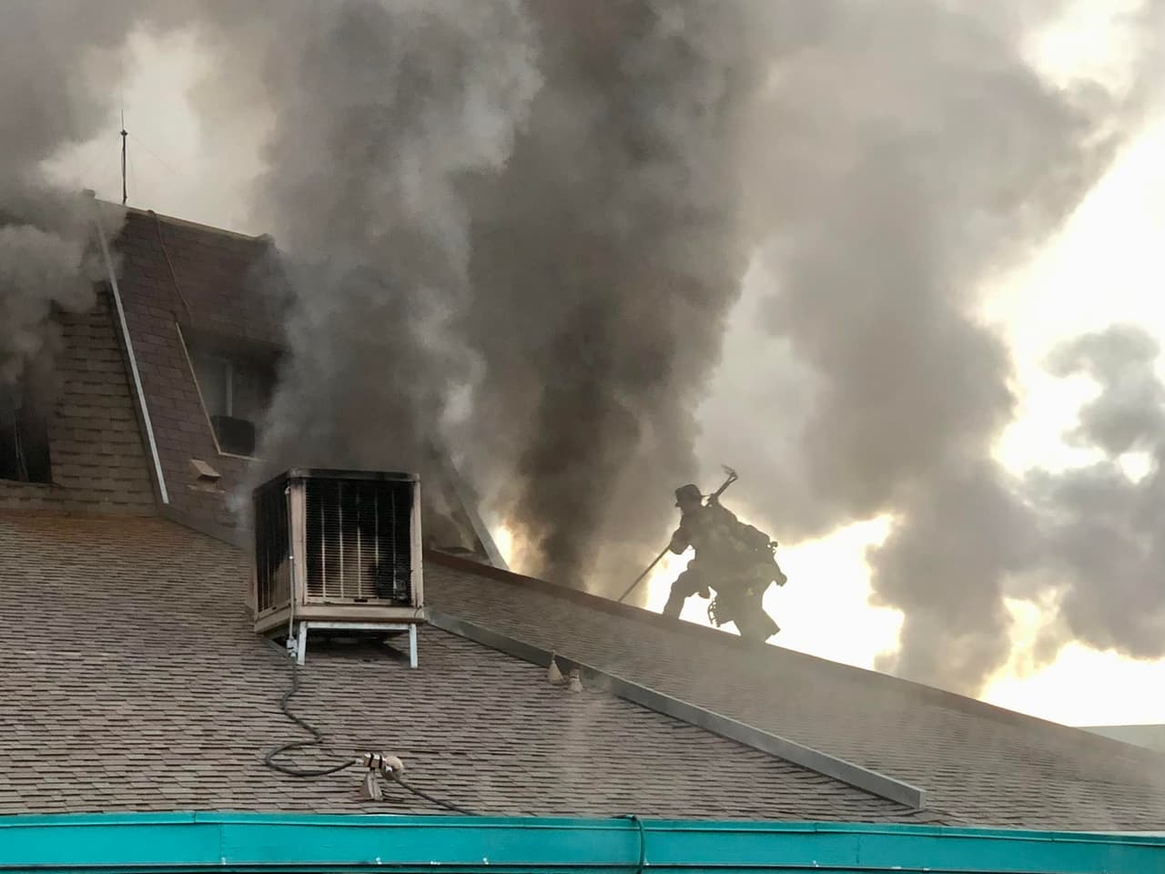 Con serruchos, abrieron hoyos en la azotea para que el humo pueda escapar y para que los bomberos puedan tener una mujer visibilidad adentro del edificio principal.