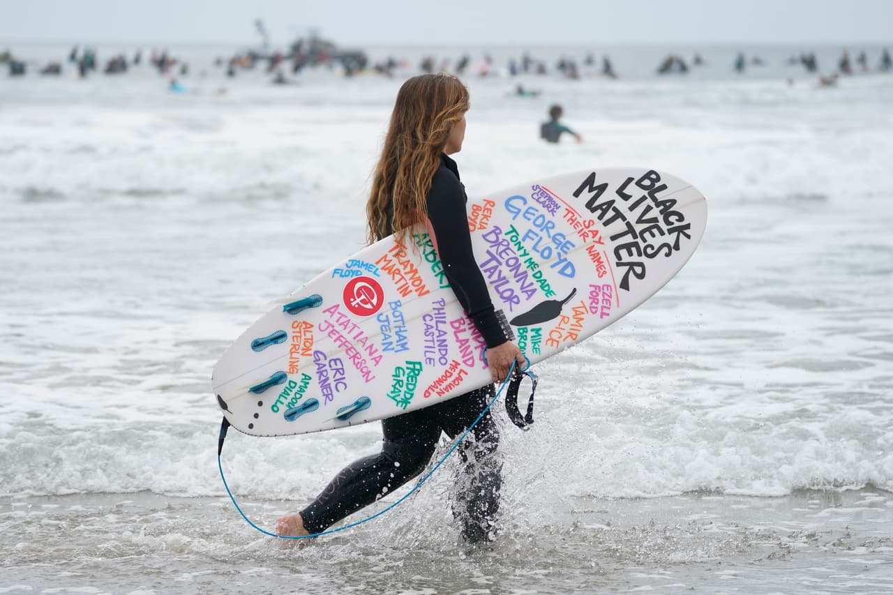 Los surfistas también se reunieron en la playa "The Ink Well, en la ciudad de Santa Mónica.
<br>