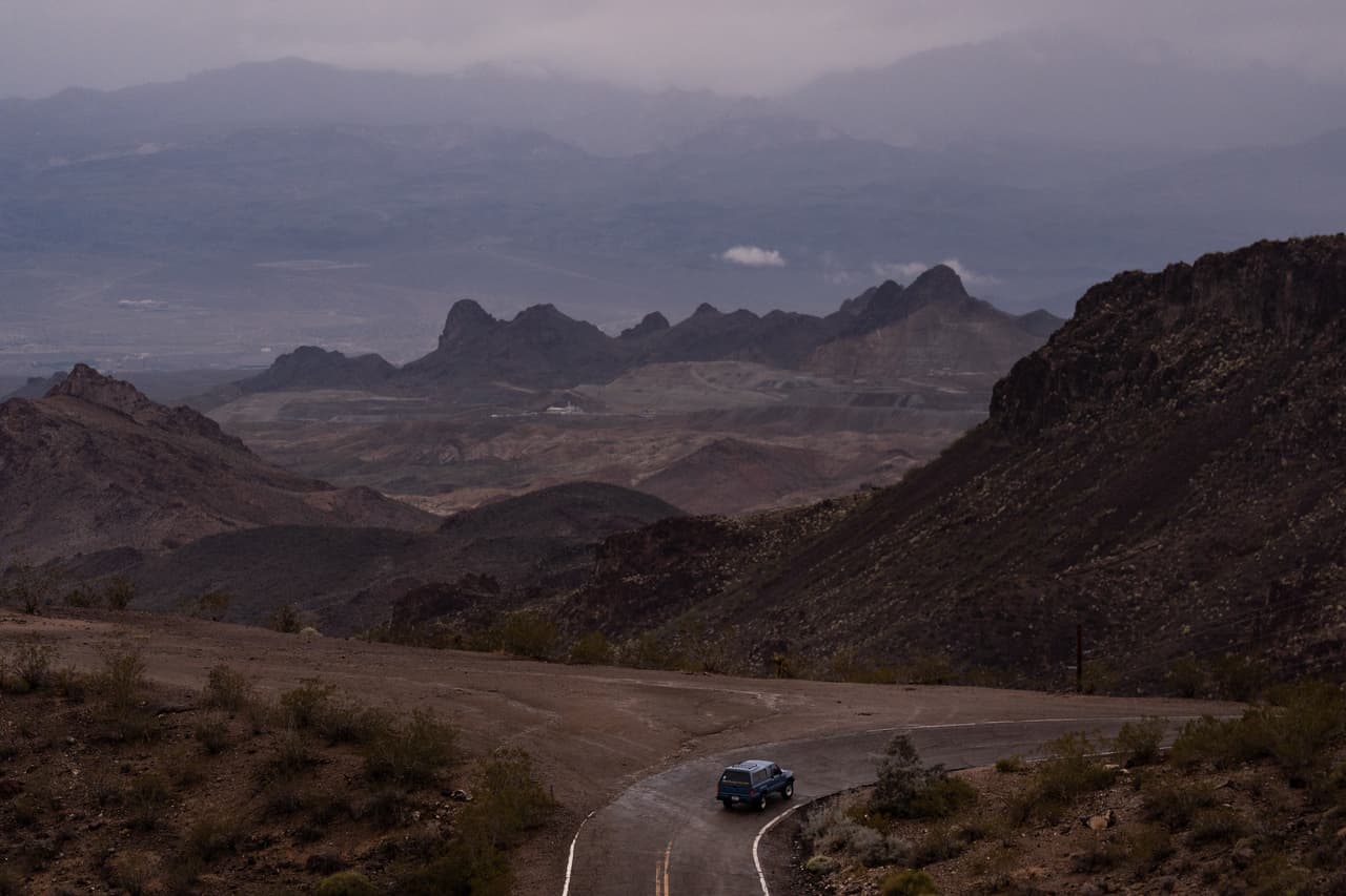 Un automóvil recorre la Oatman Highway —la histórica Ruta 66—, cerca de Oatman, Arizona.