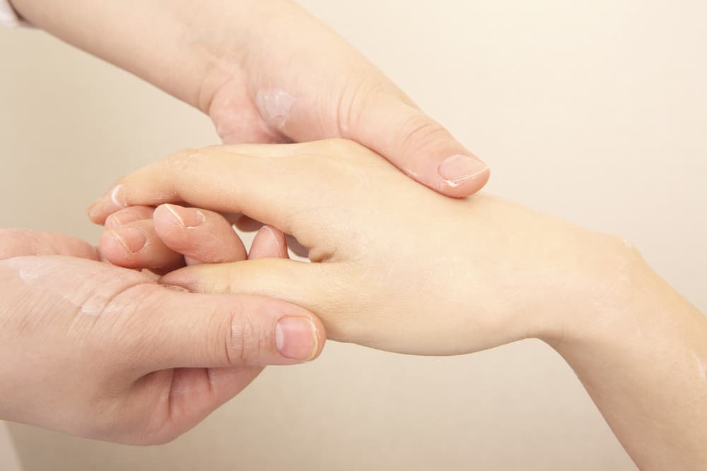 <b>Tip del Día.</b>
<br>Si tienes tus manos secas o maltratadas, evita el contacto directo con productos de limpieza y detergentes y puedes aplicar vaselina durante la noche para ayudar a rehidratarlas.
<br>