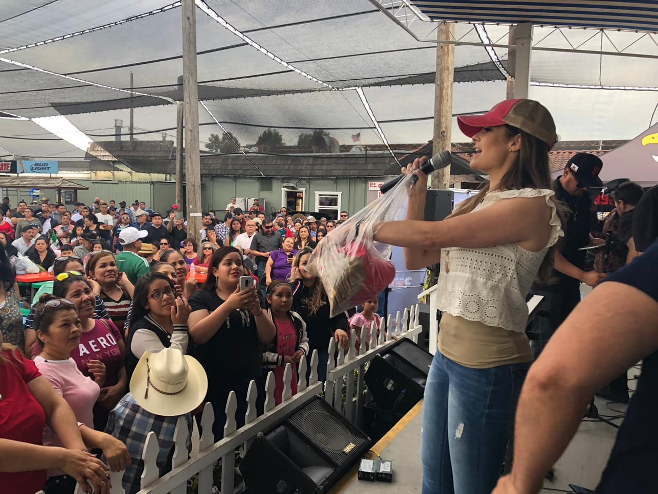 Los locutores pusieron a gozar al publica con todas sus ocurrencias. 
<br>