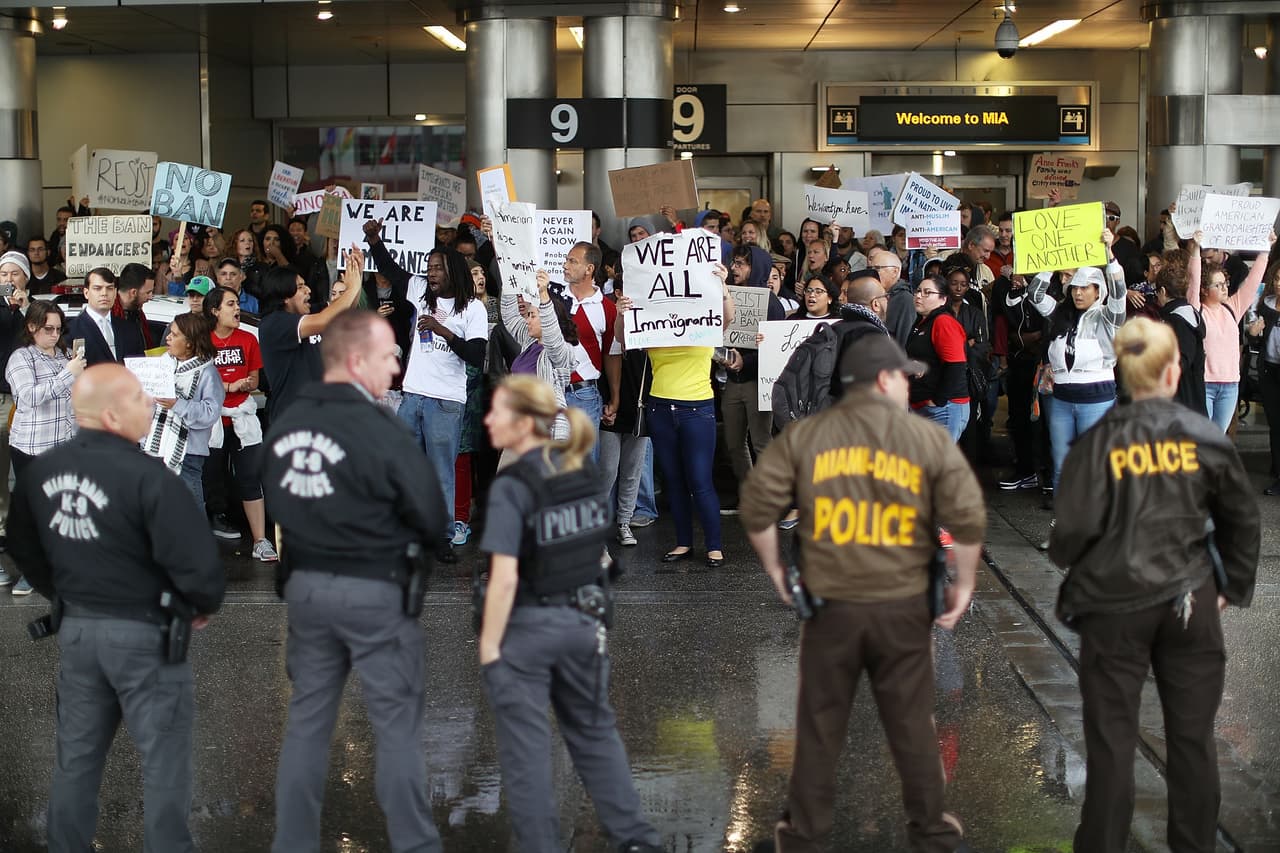 Las protestas que surgieron ayer de forma espontánea en varios aeropuertos del país se sucedieron hoy en las terminales de ciudades como Miami (en la imagen) y, de nuevo, en Nueva York.