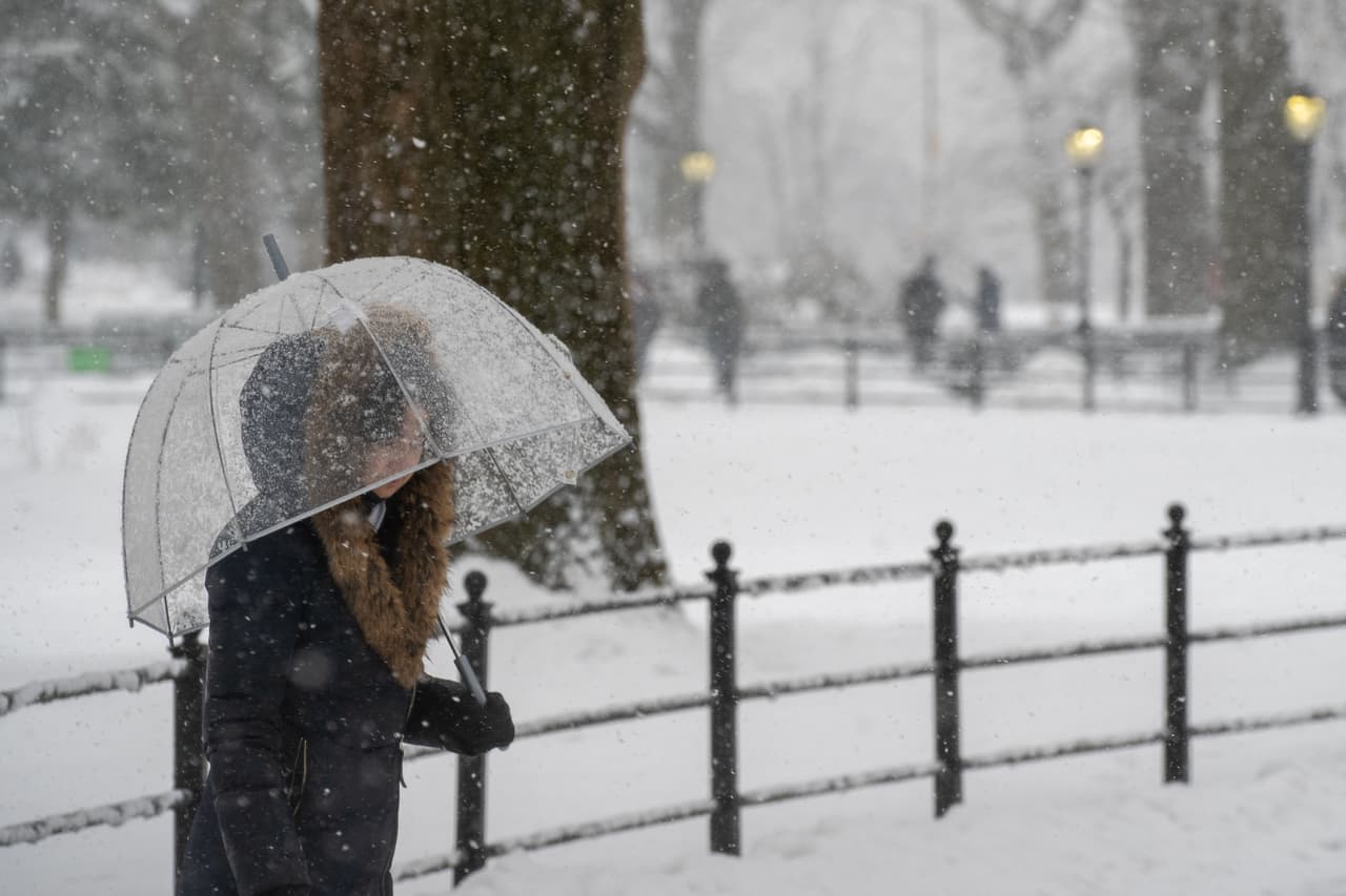 En menos de una semana, Estados Unidos ha recibido dos tormentas invernales. La segunda, de acuerdo con el Servicio Nacional de Meteorología, vaticina entre dos y cuatro pulgadas de nieve en Washington DC y hasta ocho pulgadas en la ciudad de Nueva York. En la imagen, una mujer pasea por Central Park.