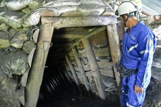Un rescatista en la entrada de la mina donde se produjo la tragedia en Colombia.