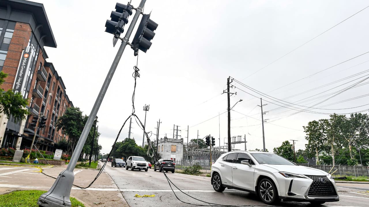 CenterPoint Energy confirma que más de 700,000 clientes ya cuentan con electricidad tras tormentas
