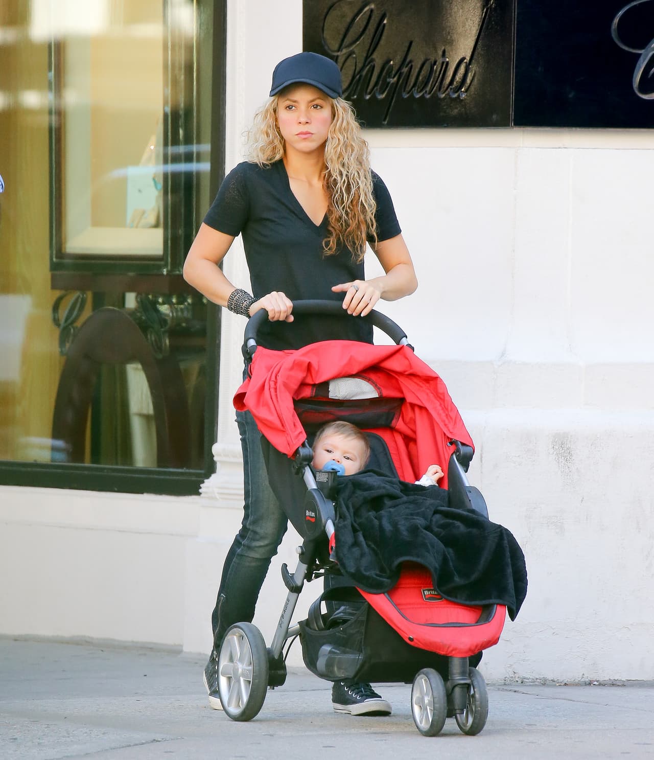 Hay quienes prefieren andar mucho más cómodas por si tienen la necesidad de esconderse de los 'paparazzi'.