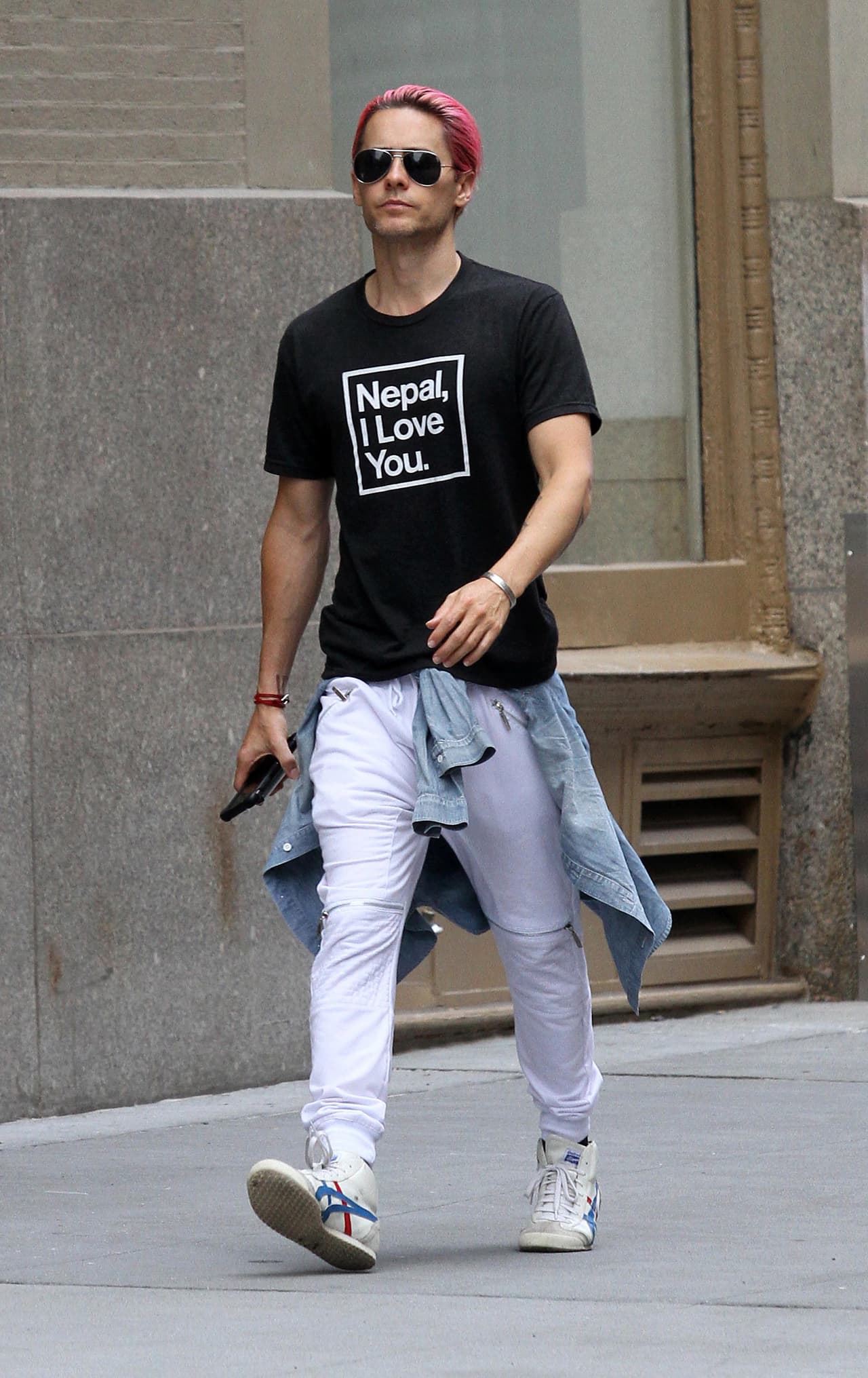 Los caballeros también se han encargado de presumir las prendas por las que optan cuando no están frente a las cámaras. Para Jared Leto no hay mejor pieza que los 'jeans'.