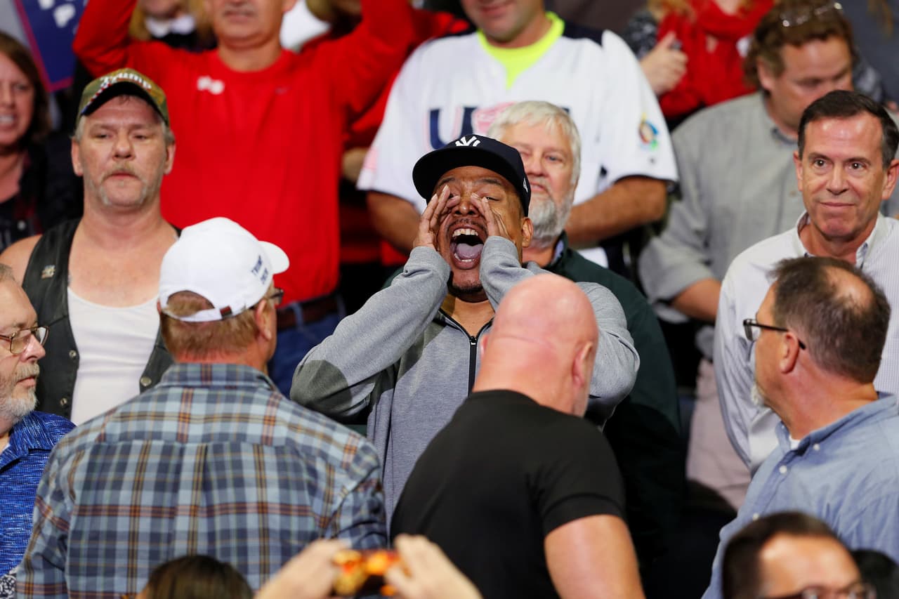 Este hombre manifestó a gritos sus críticas hacia el presidente, rodeado de partidarios de Trump.