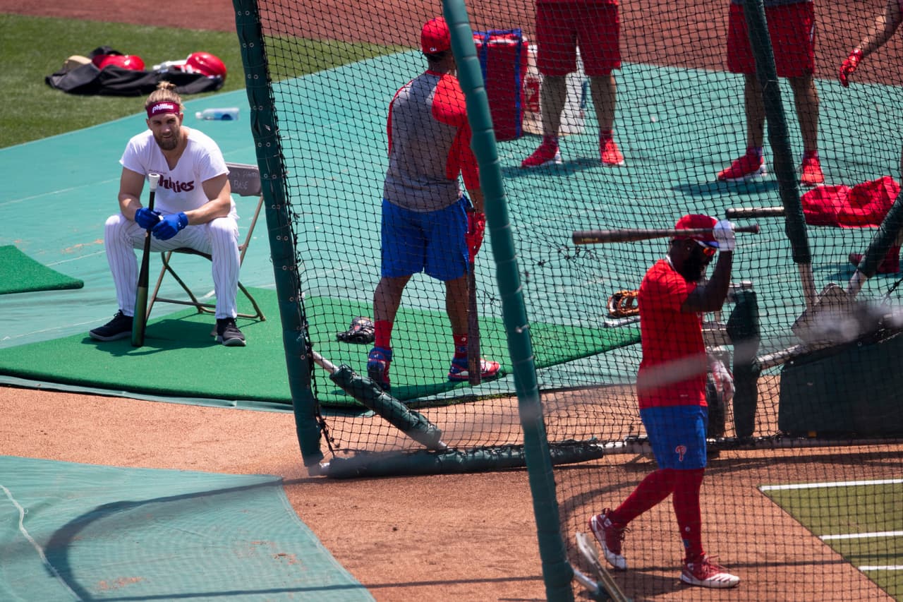 El equipo utilizará los campos del FDR Park y Citizens Bank Park para sus entrenamientos. En esta foto, Bryce Harper observa el entrenamiento.