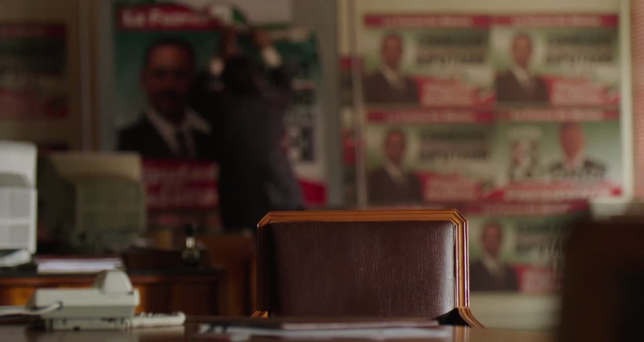 ‘
<b><a href="http://www.univision.com/series/el-chapo/humberto-busto-es-don-sol-en-el-chapo" target="_blank">Don Sol</a></b>’ externa su rabia y frustración arrancando los afiches de su candidatura de las paredes. Sus aspiraciones políticas han recibido un golpe demoledor, sin embargo, aún confía en que “su gran carrera” y conocimiento de los narcos sirvan para acomodarse en el nuevo gobierno de oposición.