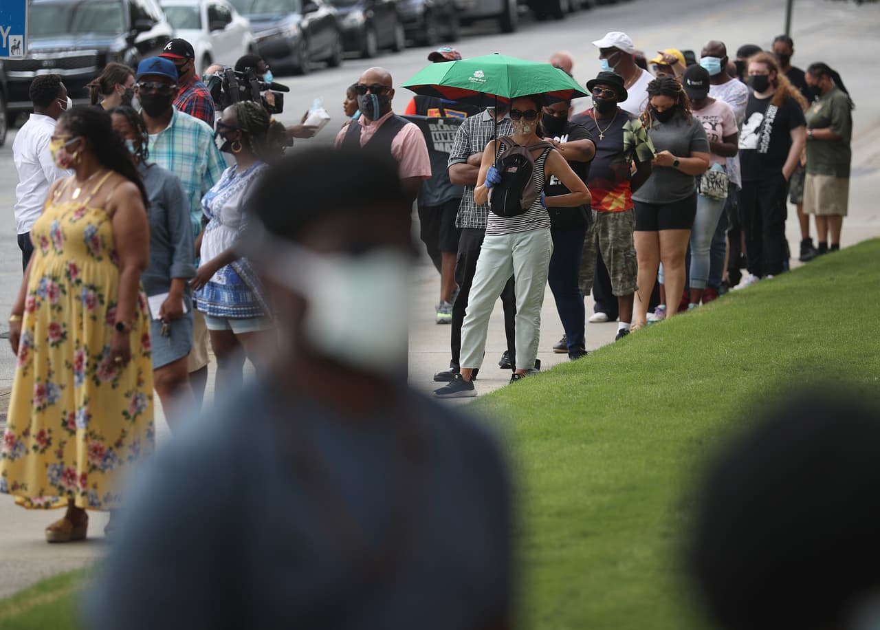 La gente hace cola a las afueras de la Iglesia Ebenezer en Atlanta para ver a Rayshard Brooks.