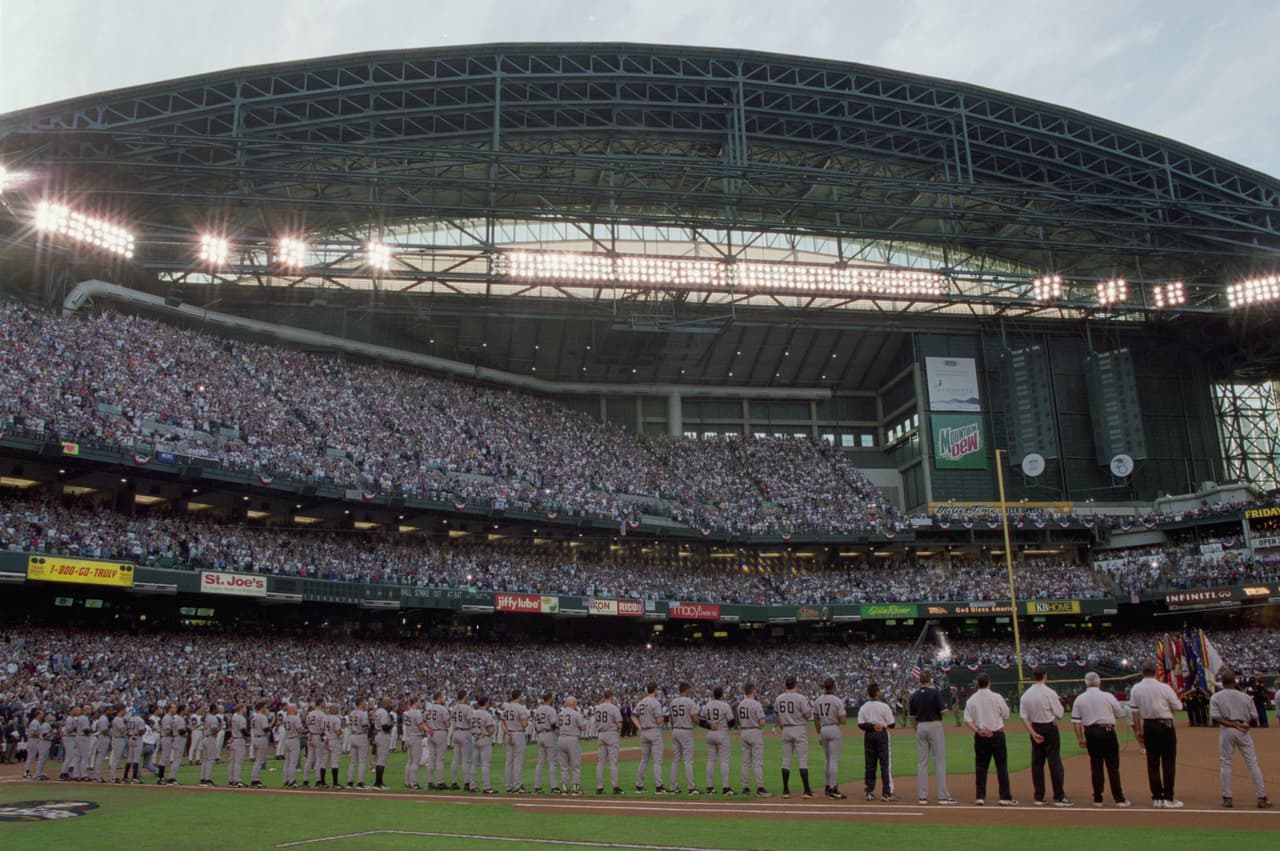 Hasta esa temporada 2001, el mayor logro de los D-backs había sido el título de la División Oeste de la Liga Nacional en 1999, pero desde entonces habían tenido poco protagonismo.