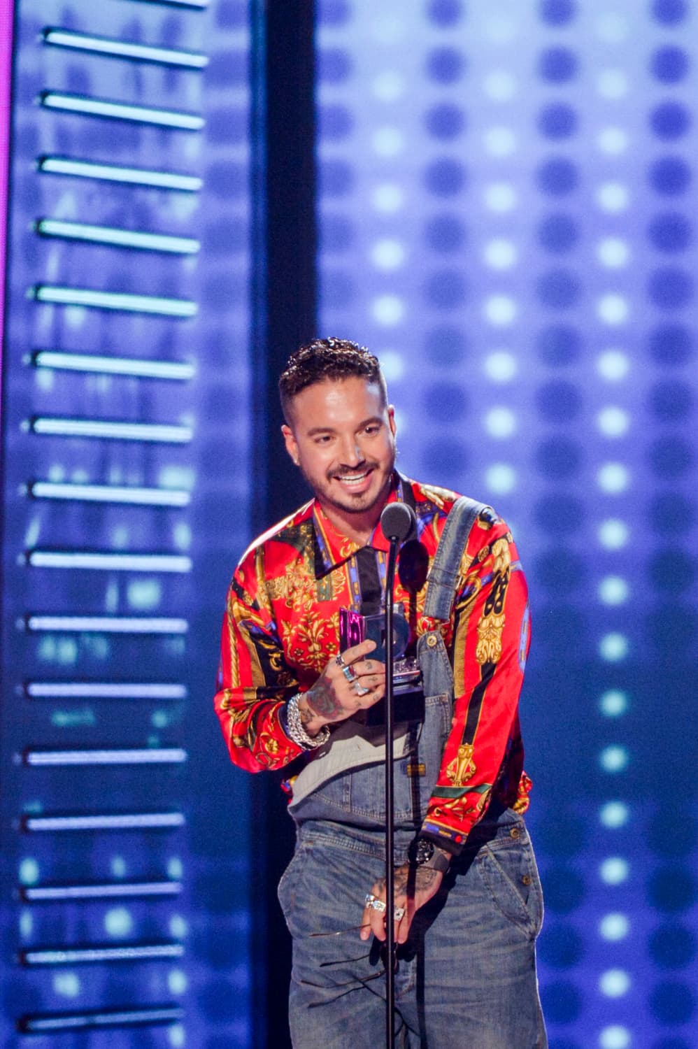 Entre los ganadores, J Balvin destacó por su estilo bien vintage.