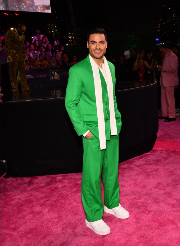 <b>Carlos Rivera </b>acaparó las miradas al vestir de verde, sus tenis y bufanda blanca contrastaron con el atuendo.