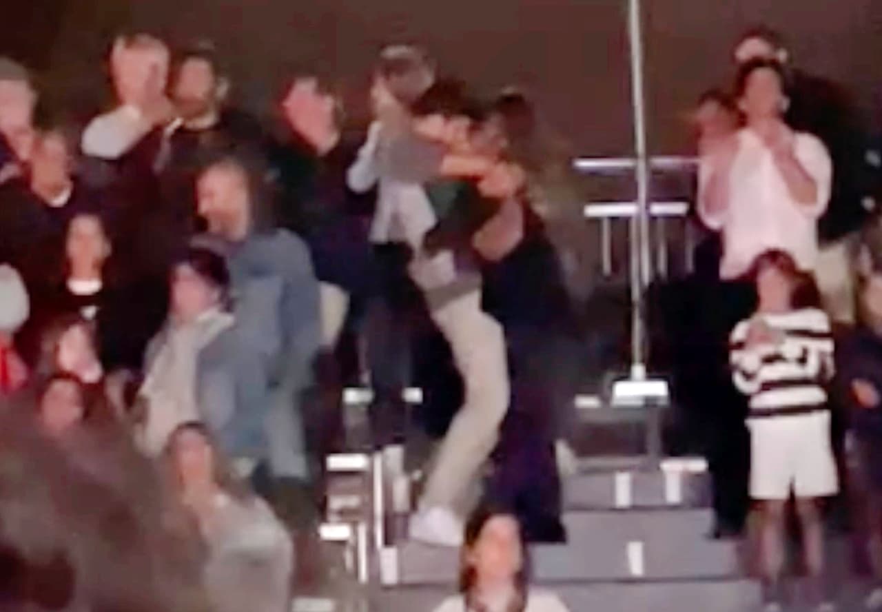 Las controvertidas imágenes del futbolista con su supuesta nueva novia fueron captadas en el concierto de Dani Martin en Cataluña. 
<br>