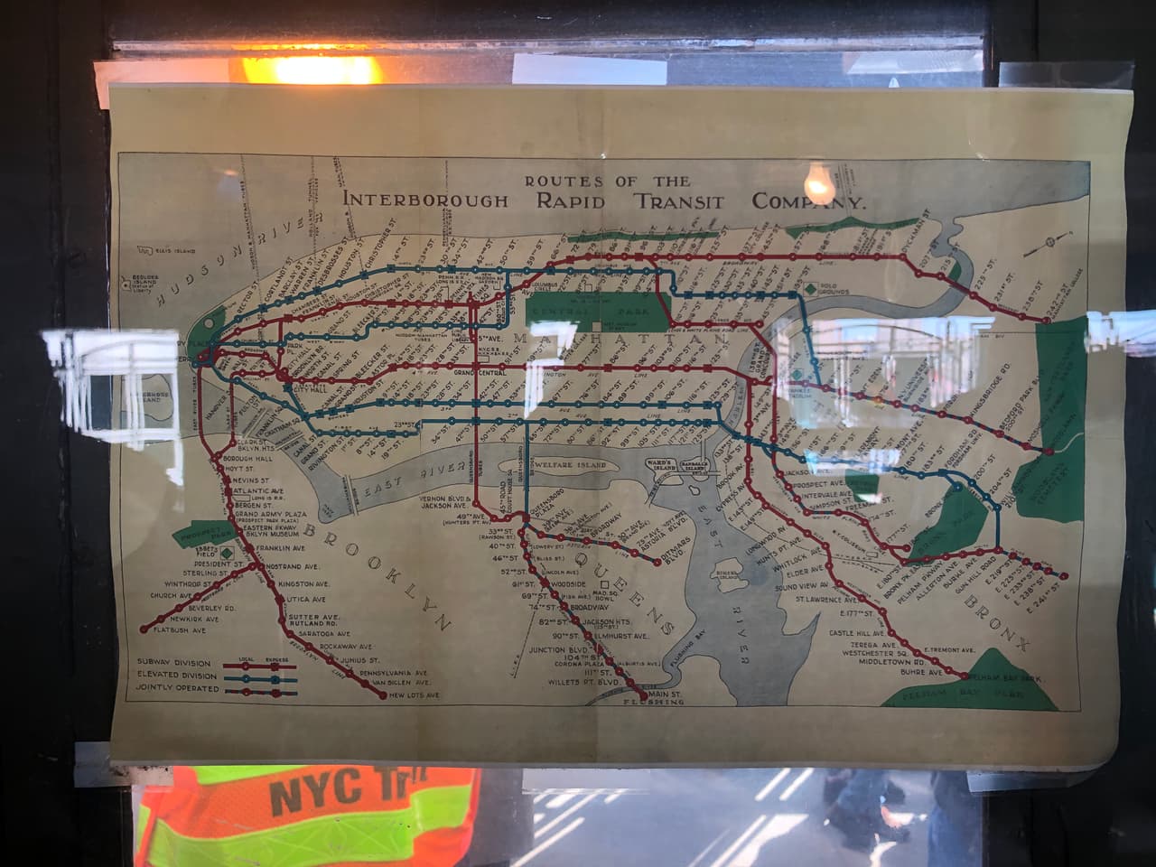 Un antiguo mapa de las rutas del subway.