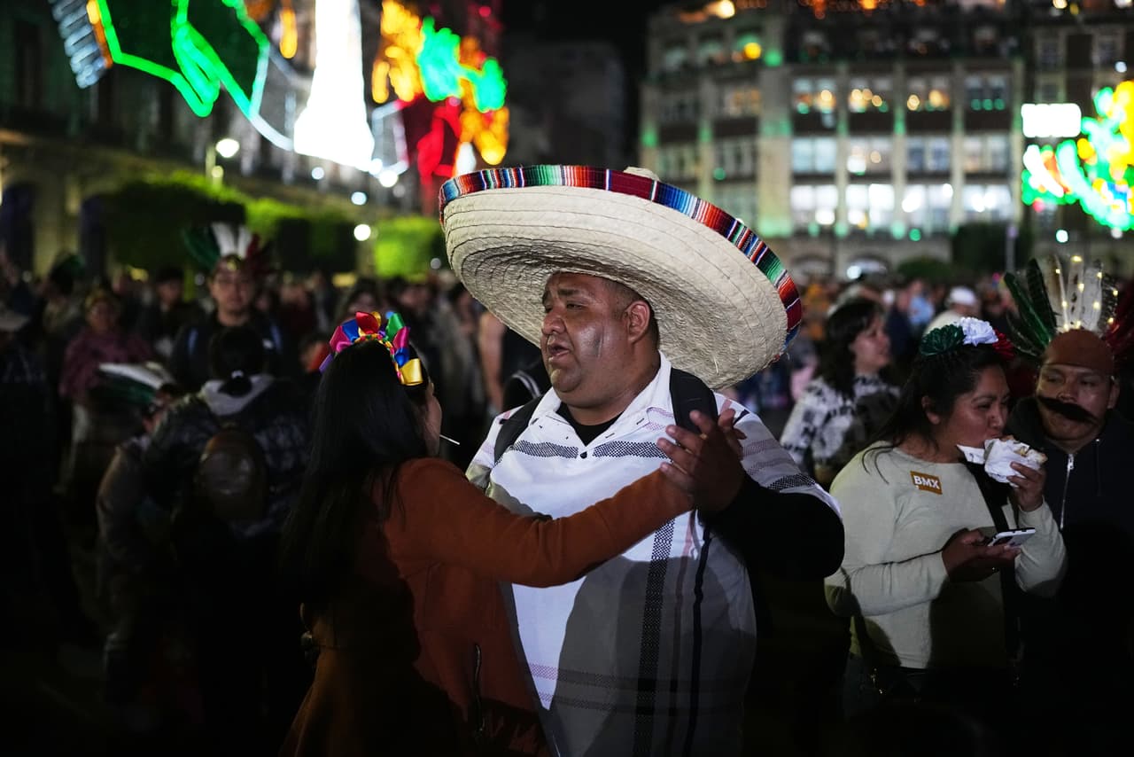 Los sombreros con los colores y símbolos de México forman parte de la vestimenta de muchos asistentes que celebran las fiestas patrias en el Zócalo capitalino.