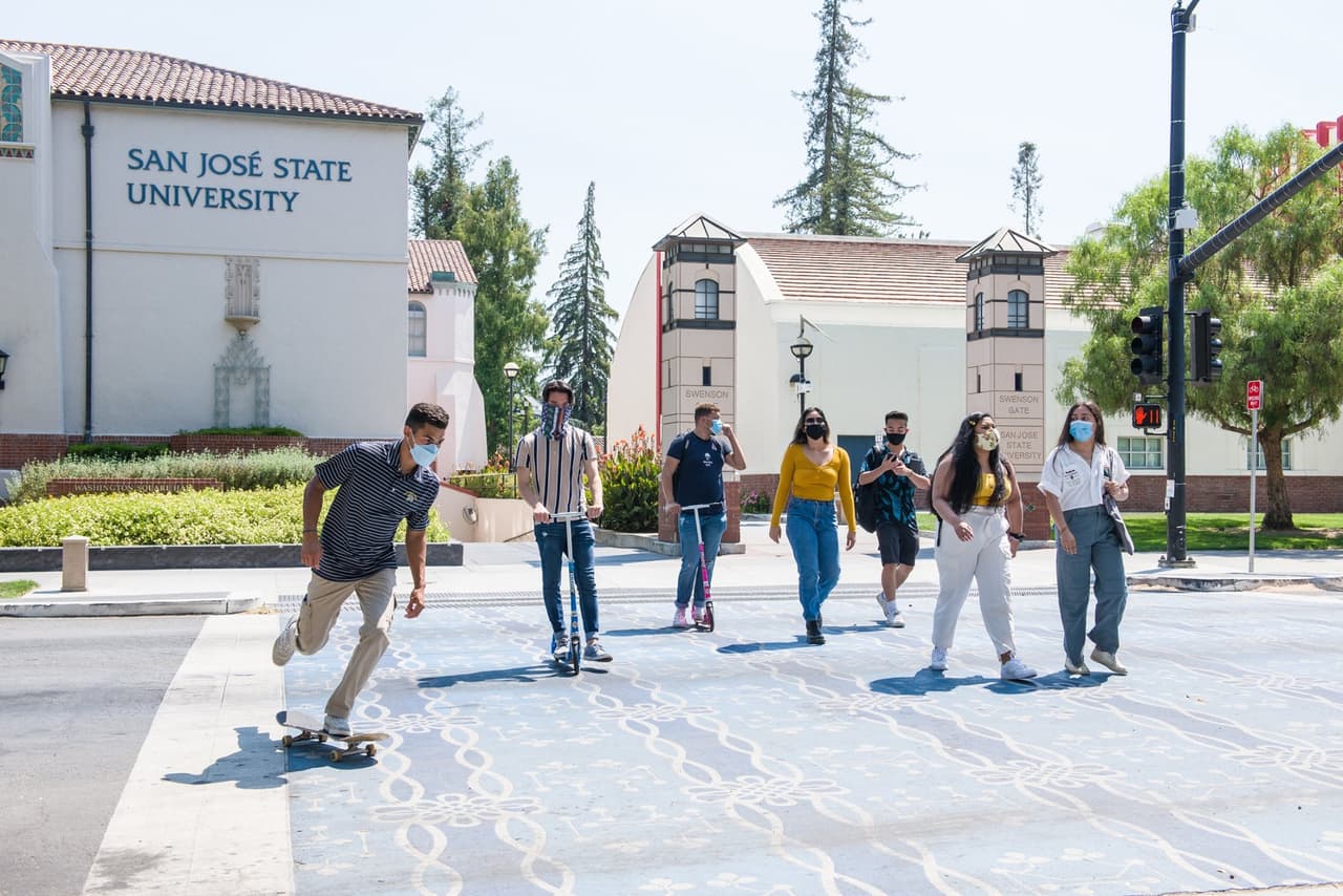 <b>Universidad Estatal de California, San José (24º a nivel nacional)</b>
<br>
<b>Costo estimado anual sin ayuda financiera: </b>$30,100
<br>
<b>Costo estimado anual con ayuda financiera: </b>$15,200
<br>
<b>% estudiantes obtienen becas: </b>62%
<br>
<b>% graduación:</b> 65%
<br>
<b>Salario promedio anual estimado:</b> $60,600