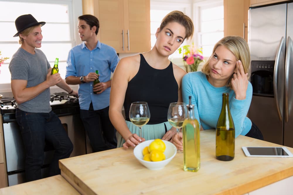 <b><u>Ignorar a los demás asistentes </u></b>
<br>Cuando se invitan a un grupo de amigos a festejar, todos merecen la misma atención y el mismo trato, el buen anfitrión hace que se sientan relajados y en buena compañía. Si en el grupo figura alguna personalidad conocida es de muy mal gusto dirigir la conversación solamente hacia esa persona o extremar atenciones con la misma ignorando a los demás.