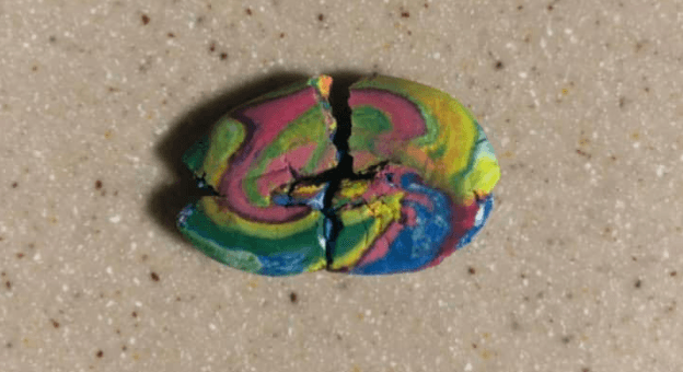 Otra presentación de fentanilo fue decomisada como plastilina Estados Unidos. Esta muestra fue decomisada a un paciente intoxicado con la potente droga en Arizona. Sin embargo, las autoridades no descartan que ya se encuentre en las calles de todo el país.