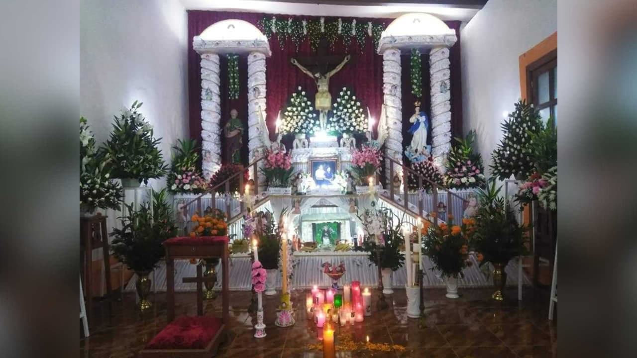 Noé Pérez Díaz, especialista en tradiciones locales, enfatiza la importancia del "cruce y encuentro entre vivos y muertos" en esta celebración, destacando elementos como el camino de cempasúchil como parte crucial del ritual.