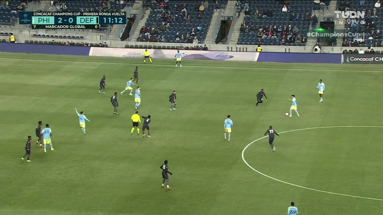 ¡GOL!  anota para Philadelphia Union. Stas Korzeniowski
