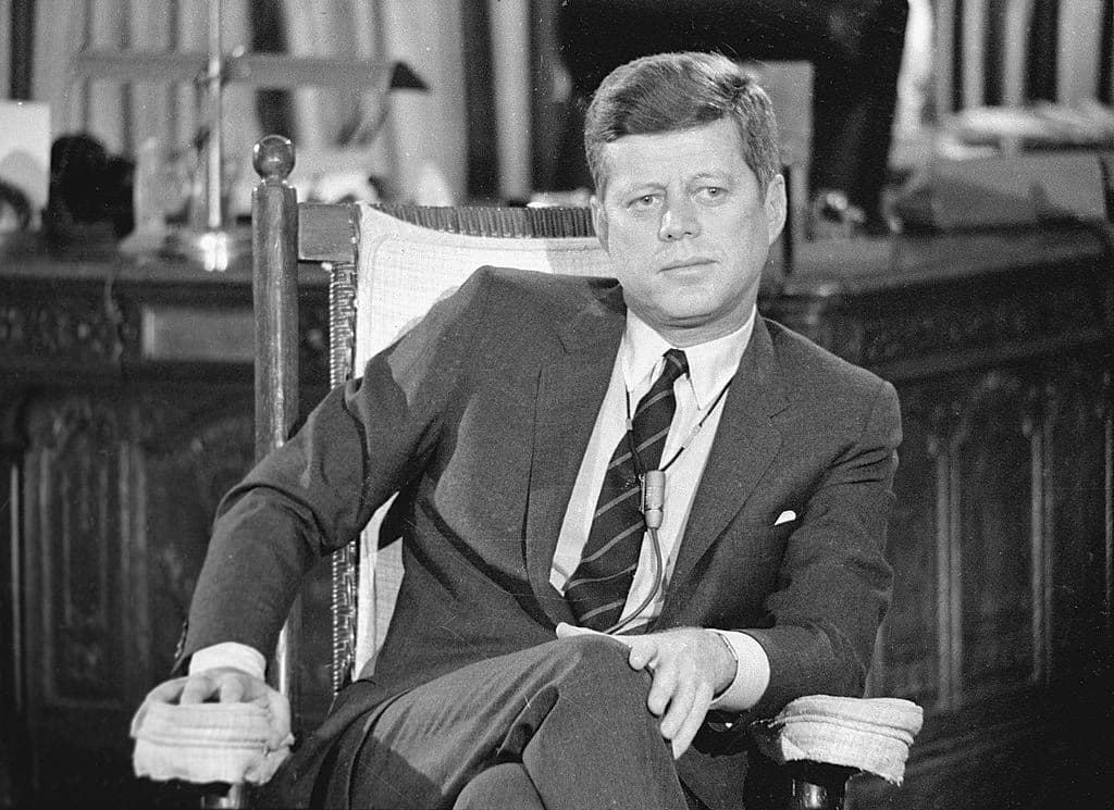 <b>John F Kennedy (1961 - 1963): </b>Hasta le consiguió una habitación en la Casa Blanca a su 
<i>amigo de infancia</i>, Kirk LeMoyne ‘Lem’ Billings, quien además trabajó en su campaña presidencial.