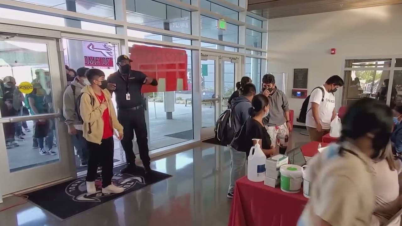 Brian Pacheco, supervisor del condado, aseguró que cada distrito levantará sus medidas, por lo que ellos no impondrán el uso de cubrebocas. Algunos padres expresaron su preocupación por posibles contagios.