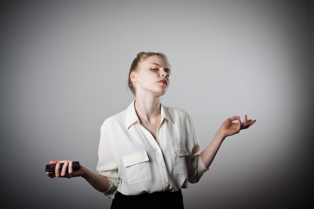 Peligros que debes evitar: Asumir actitudes arrogantes o autosuficientes que puedan causar malestar dentro de tus compañeros de trabajo, amigos o inclusive tu pareja. El falso orgullo.