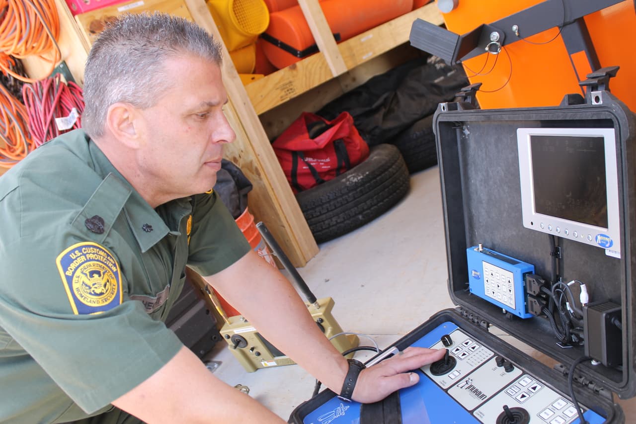 El jefe de la estación de la Patrulla Fronteriza en Nogales, Kevin Hecht, explica el funcionamiento de los robots diseñados para túneles.