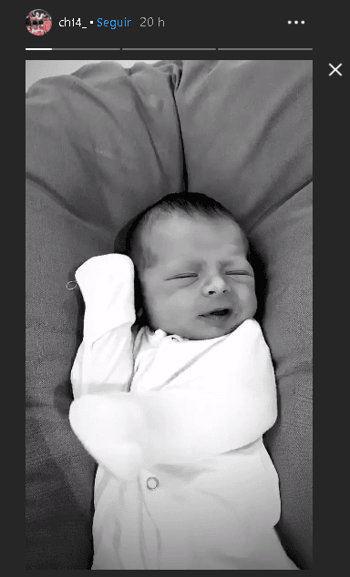 El goleador también publicó un video de su hijo haciendo pucheros.