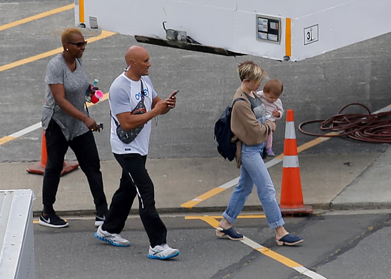 La actriz fue captada por los paparazzi mientras llegaba a su trabajo acompañada de su nena, su guardia de seguridad y aparentemente una nana que la ayuda a cuidar de Rose.