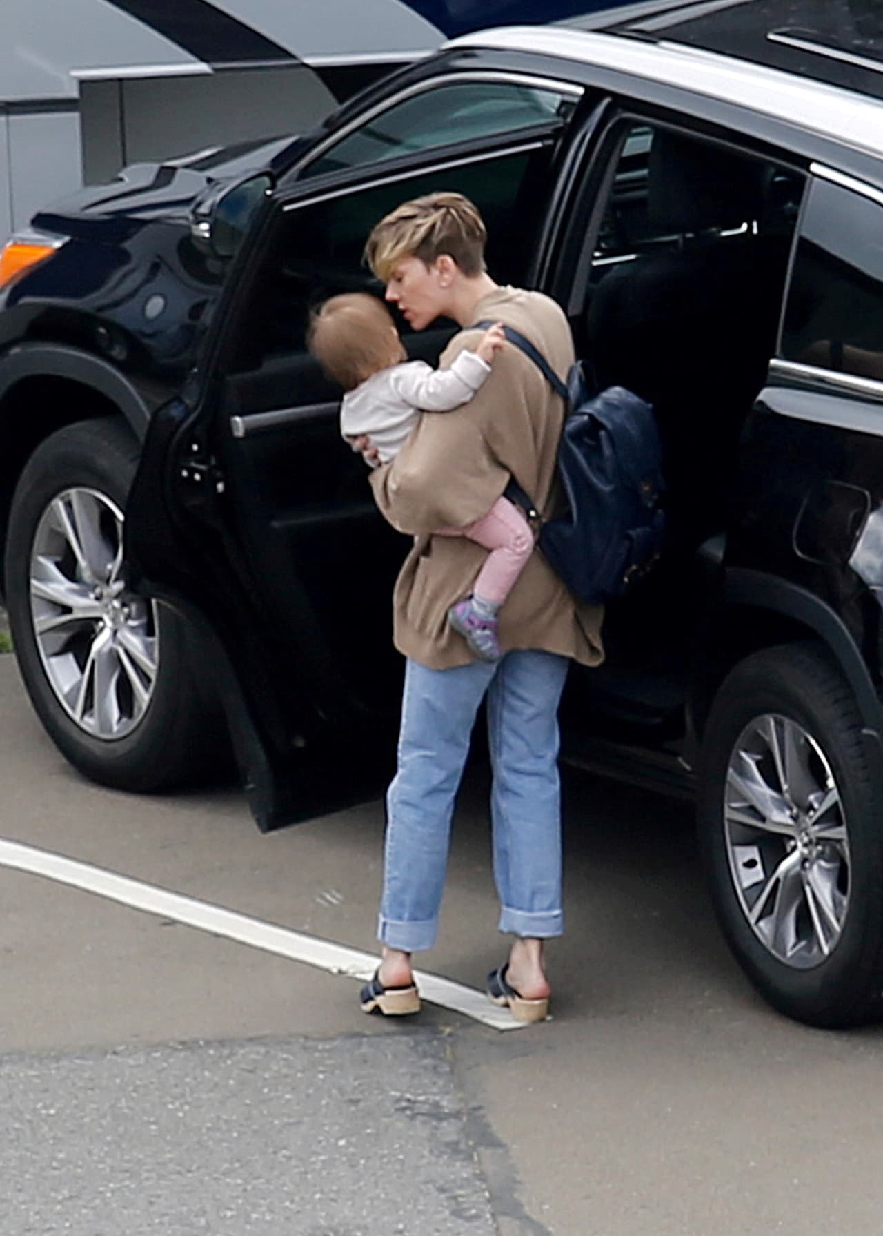 Después de un largo día de trabajo en el set de grabación de la cinta 'Ghost In The Shell', las dos guapas se marcharon.