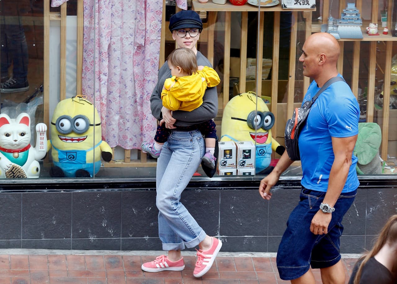 Scarlett de inmediato cargó a su hija para que parara de llorar.