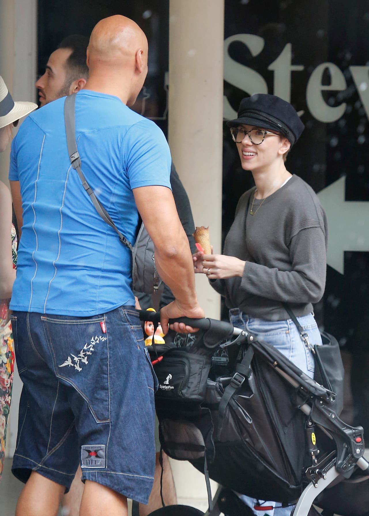 Scarlett estaba de lo más relajada.