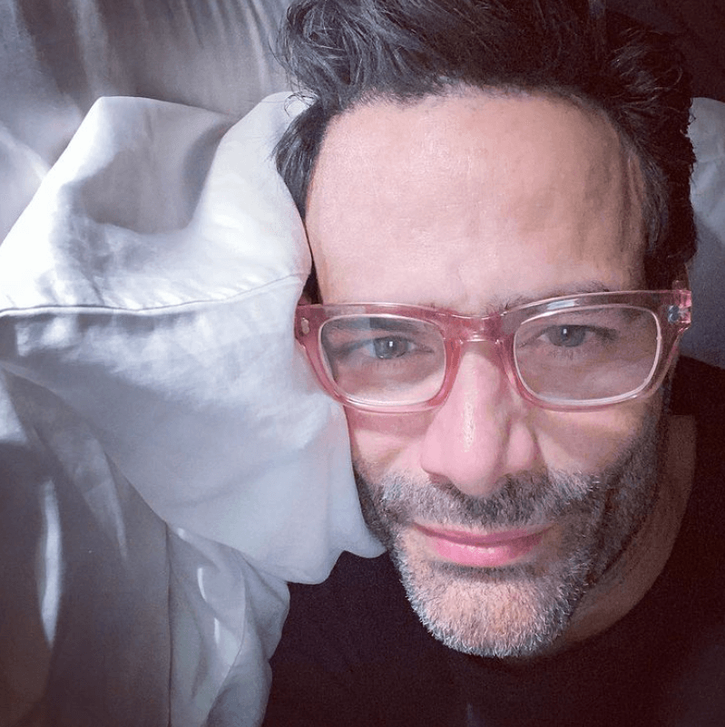 Luis Roberto Guzmán también compartió que la pandemia de covid-19 lo ha hecho cambiar su hábitos: "Puede sonar supersimple pero un poco más de calor al hogar también ha sido muy bueno. Yo que soy una persona callejera y que me fascina el ruido de la calle, me fascinan las grandes ciudades, sí ha sido muy interesante que no me coma la ansiedad dentro del propio hogar sin tener aparentemente nada qué hacer".