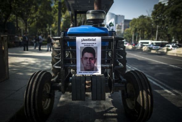 Cada uno de los tractores llevaba en su parte frontal una fotografía de cada uno de los estudiantes.  