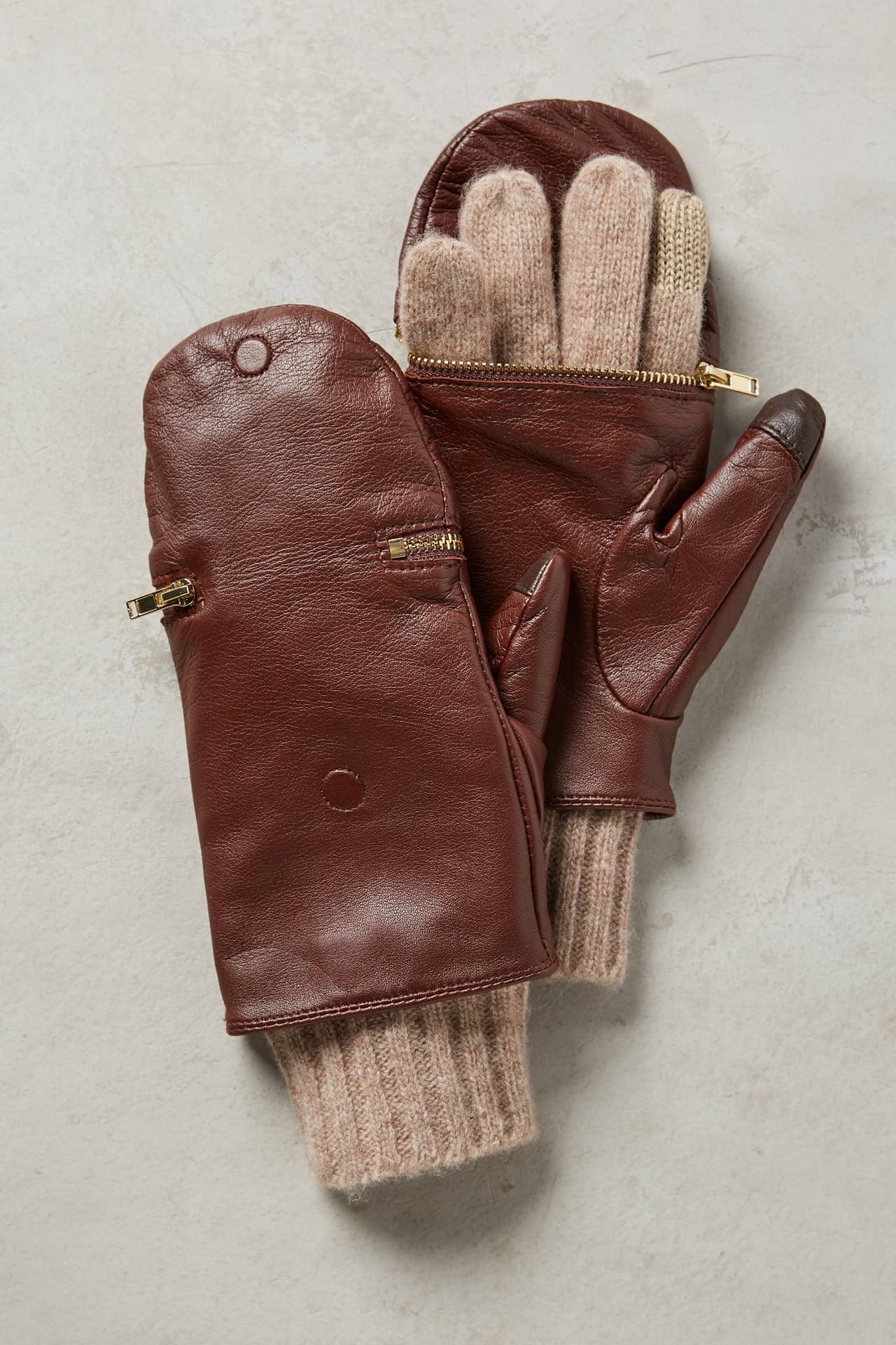 Estos guantes son ideales para los que, aún estando bajo cero, no pueden separarse de su celular. Están tejidos con lana y la punta de los dedos índice tienen un terminado más rugoso para que puedas deslizarlos en las pantallas sin necesidad de quitártelos. Además están cubiertos por un forro de piel para conservar más el calor. Streetstripe Gloves, Anthropologie (www.anthropologie.com), 49.50 USD