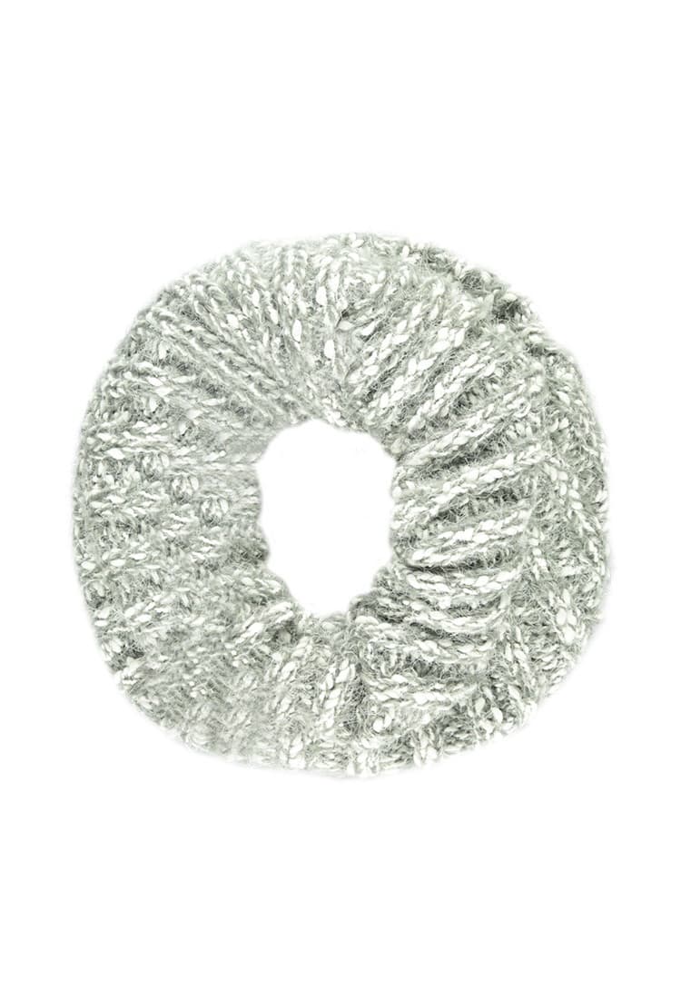 Un must de temporada son las bufandas, pero este modelo de Forever 21 hace que un look informal luzca muy chic. Está tejida con estambre blanco y gris, y su forma circular se adapta perfecto al cuello, sin necesidad de atar extremos o de ajustarla varias veces al día. Una vez puesta, ahí se queda. Fuzzy Knit Infinity Scarf, Forever 21 (www.forever21.com), 14.90 USD