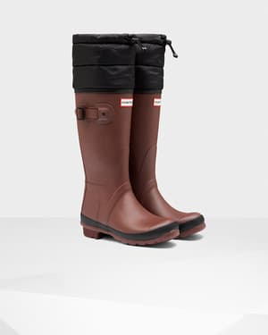 Apúntate puntos extras al regalar estas botas para la lluvia de Hunter. Éstas vienen equipadas con un filo ajustable de tela impermeable y alcolchada en la orilla, para evitar que las corrientes de aire frío se cuelen al caminar. Women's original tall quilted cuff rain boots, Hunter Boots (www.hunterboots.com), 195 USD
