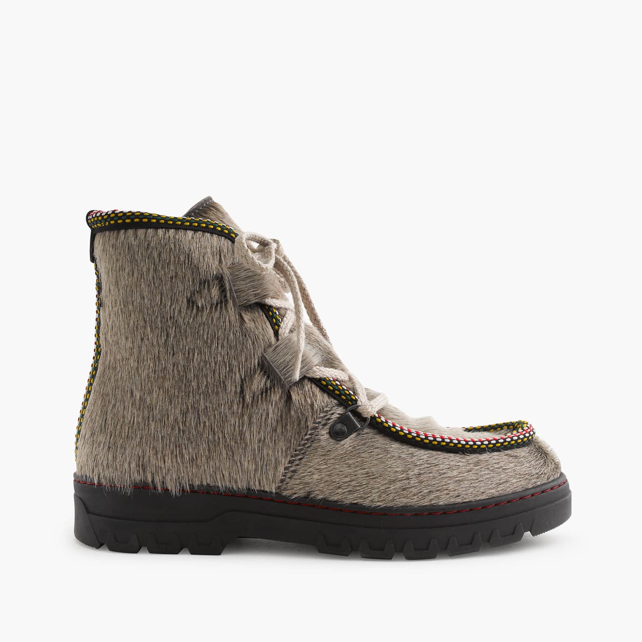 Cuando los pies no tienen frío es casi un hecho que temperatura corporal se mantiene en su nivel más confortable, por eso vale la pena esta inversión en las botas de J. Crew de inspiración vintage. Son increíblemente cómodas gracias a su cubierta de pelo de ternera y su interior de piel de cordero. Lo mejor es que su suela es de goma antiderrapante. Penelope Chilvers Incredible boots, J. Crew (www.jcrew.com), 598.00 USD