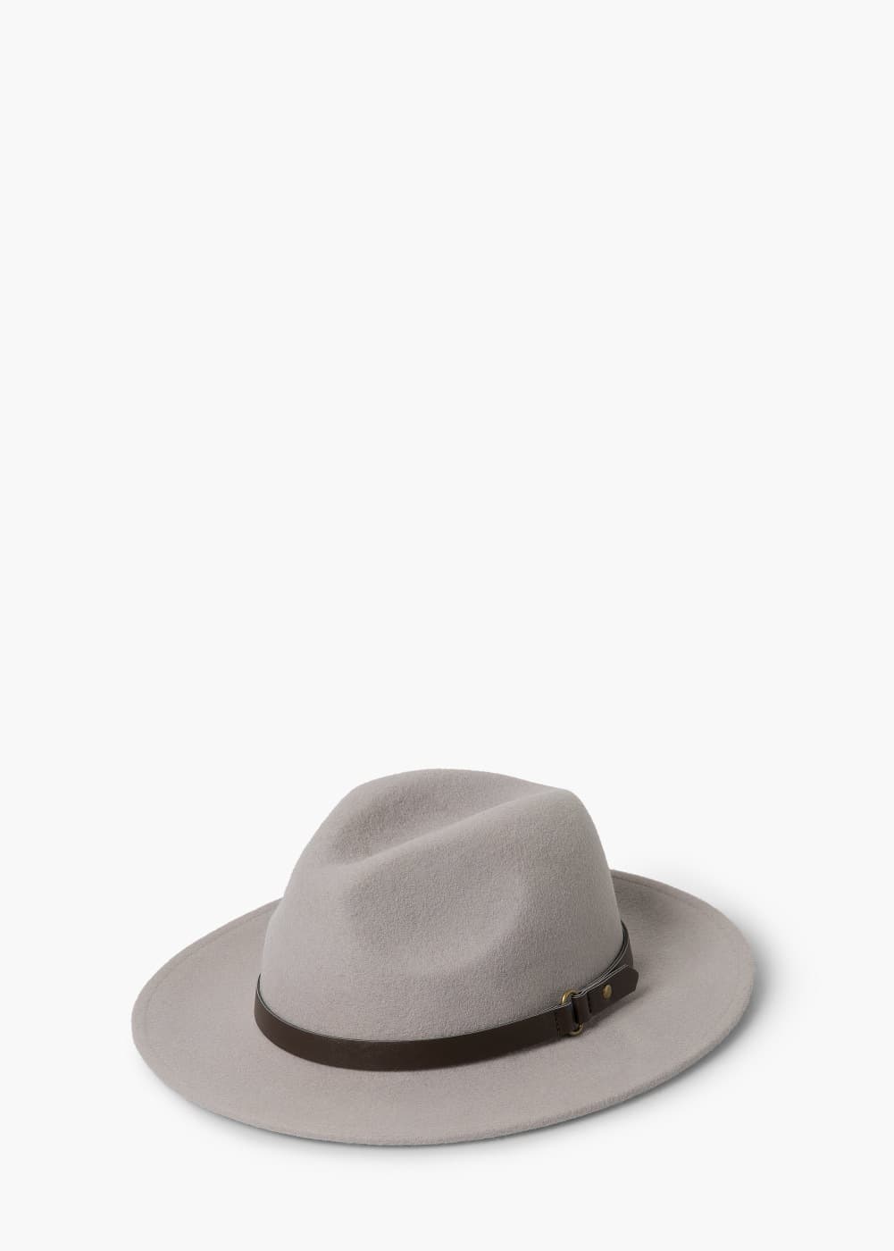 Este sombrero de lana está pensado para combatir el intenso sol de invierno. Su diseño simple y elegante hará que cualquier look de temporada luzca espectacular durante el día. Wool fedora hat, Mango (www.mango.com), 49.99 USD
