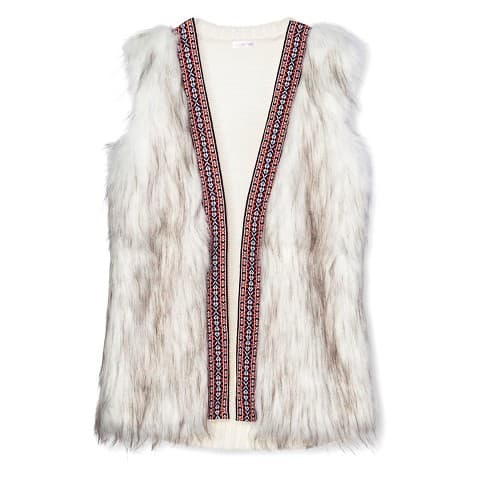 Este chaleco de fur blanco es muy versátil, no sólo porque combina con cualquier color, sino porque va muy bien encima de cualquier camiseta o cuello de tortuga, vestido, falda y jeans. Es una pieza que mantiene el calor todo el tiempo en la oficina o en el la casa sin necesidad de usar abrigo o chaqueta. XHIL Tape Trim Fur Vest White, Target (www.target.com), 32.99 USD
