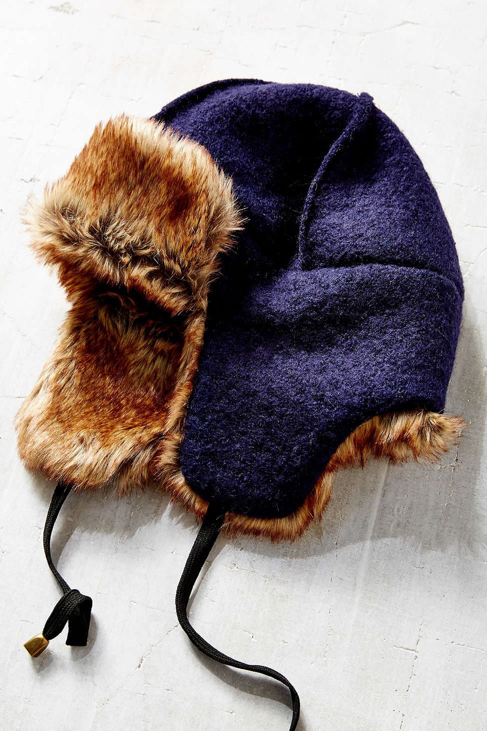 Este gorro de Urban Outfitters es el regalo ideal para quienes lidian con las nevadas. Su exterior está elaborado de lana hervida y el interior está cubierto de pelo sintético increíblemente acogedor. Las orejeras proporcionan calor adicional y están adornadas con lazos largos con puntas de metal. Boiled Wool Faux Fur Lined Trapper Hat, Urban Outfitters (www.urbanoutfitters.com), 44 USD