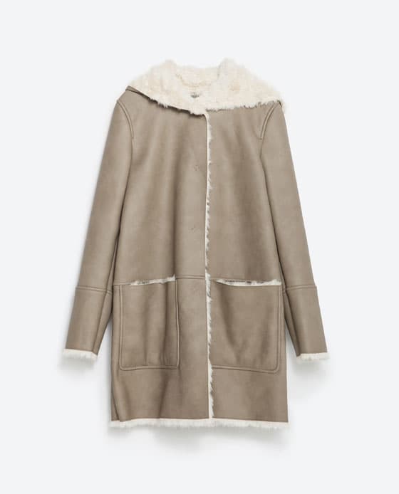 El forro de pelo blanco de este abrigo beige es un acierto para mantener el calor corporal mientras caminas en la calle. Además tiene bolsillos delanteros, capucha y cuello con solapa, que también están revestidos del mismo material para un efecto invernadero en la cabeza, cuello y manos. Abrigo doble faz, Zara (zara.com), 169 USD.
